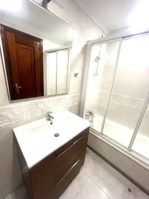 Badezimmer von Wohnung zur Miete in A Coruña Capital  mit Heizung, Parkett und Terrasse
