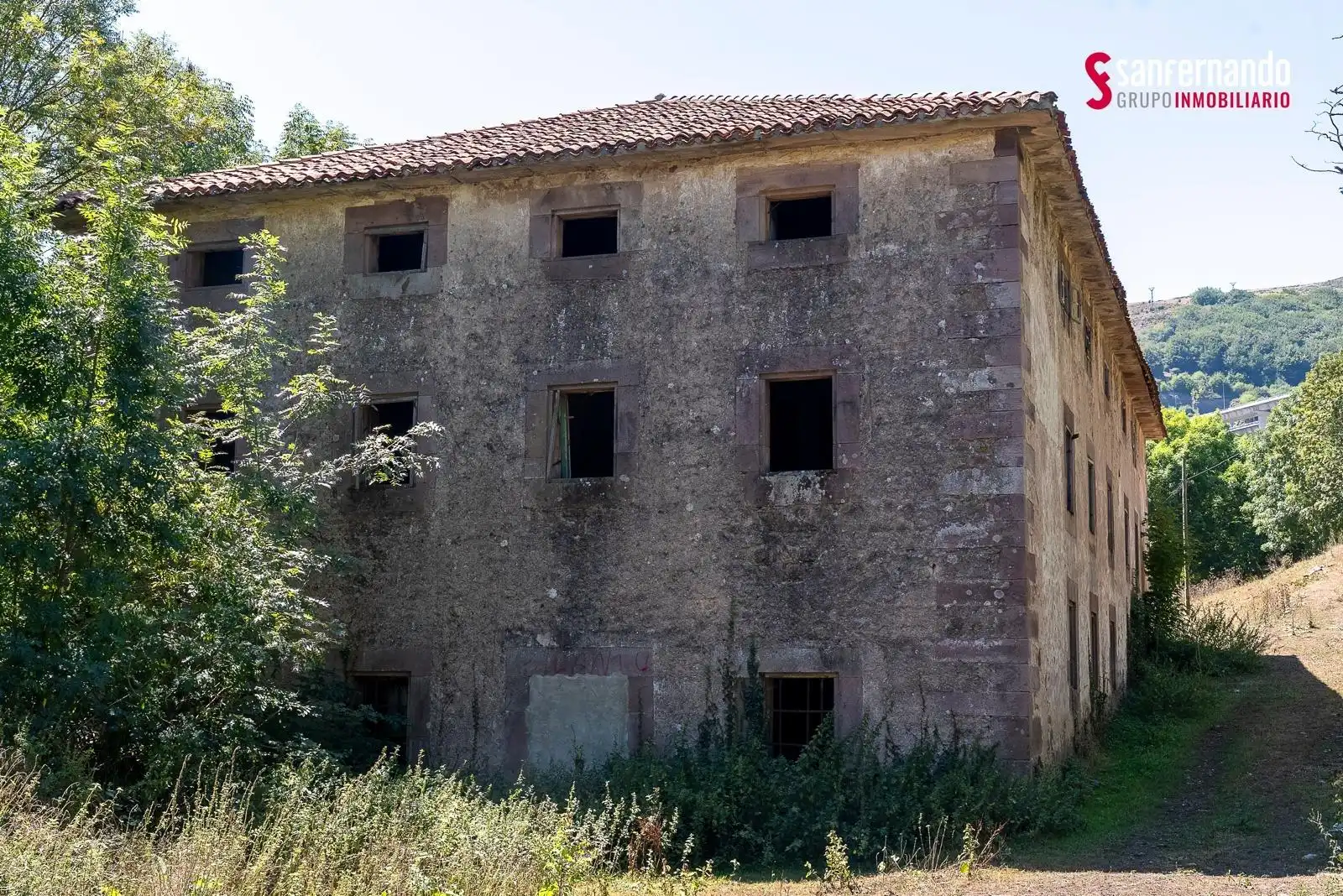 Vista exterior de Finca rústica en venda en Santiurde de Reinosa amb Jardí privat