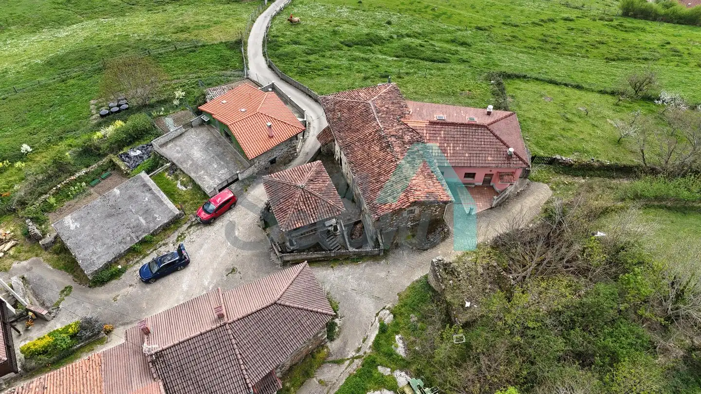 Einfamilien-Reihenhaus zum Verkauf in Quirós mit Privatgarten und Terrasse