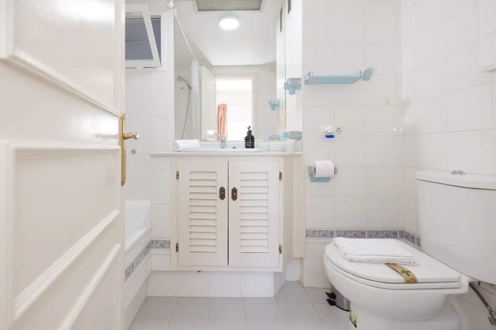 Bathroom of Flat for sale in Marbella  with Air Conditioner, Heating and Terrace