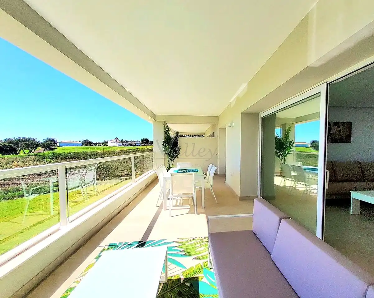 Terrasse von Wohnungen zum Verkauf in Sotogrande mit Klimaanlage, Terrasse und Möbliert