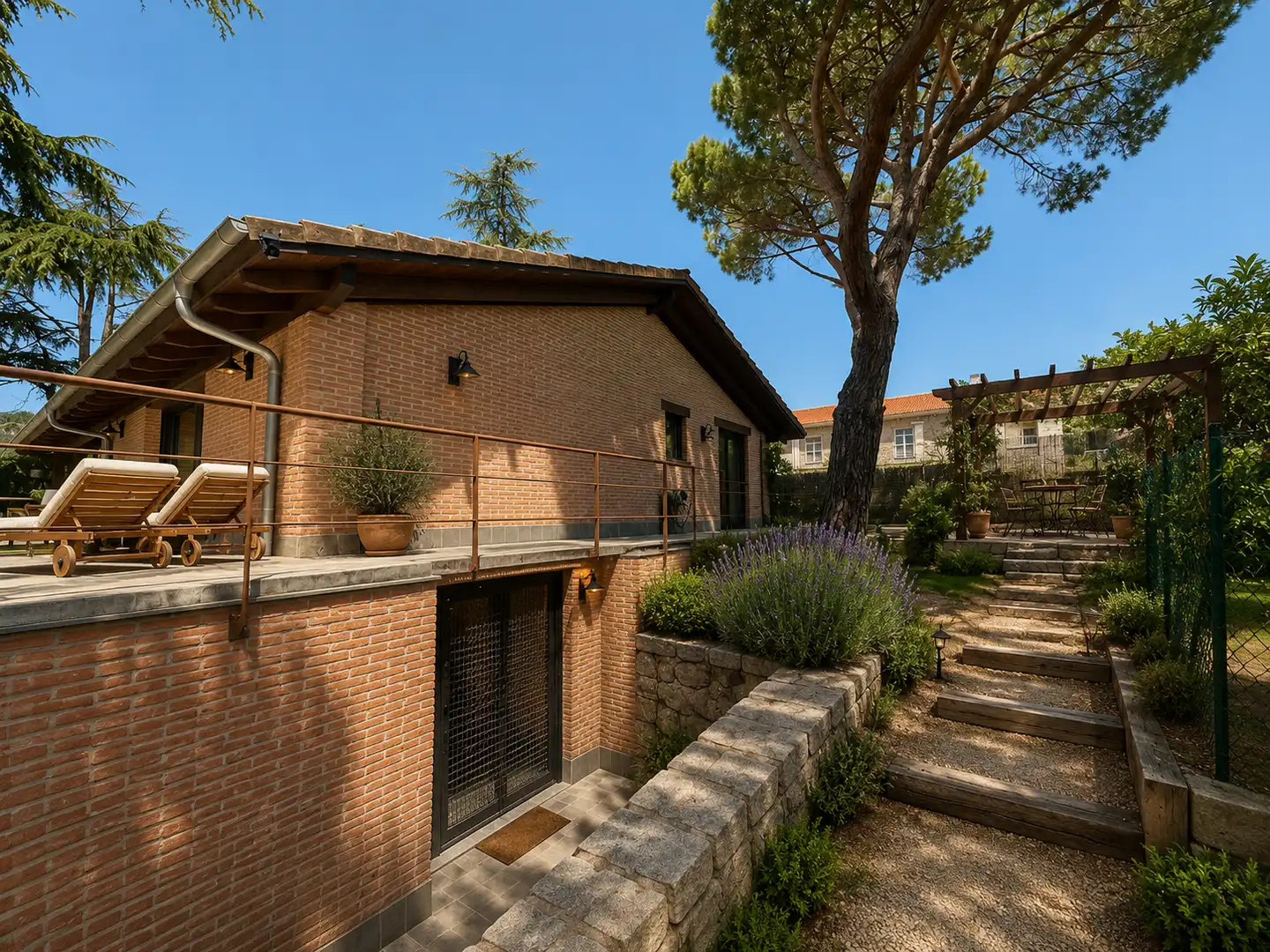 Vista exterior de Casa o xalet en venda en Hoyo de Manzanares amb Jardí privat, Piscina i Moblat