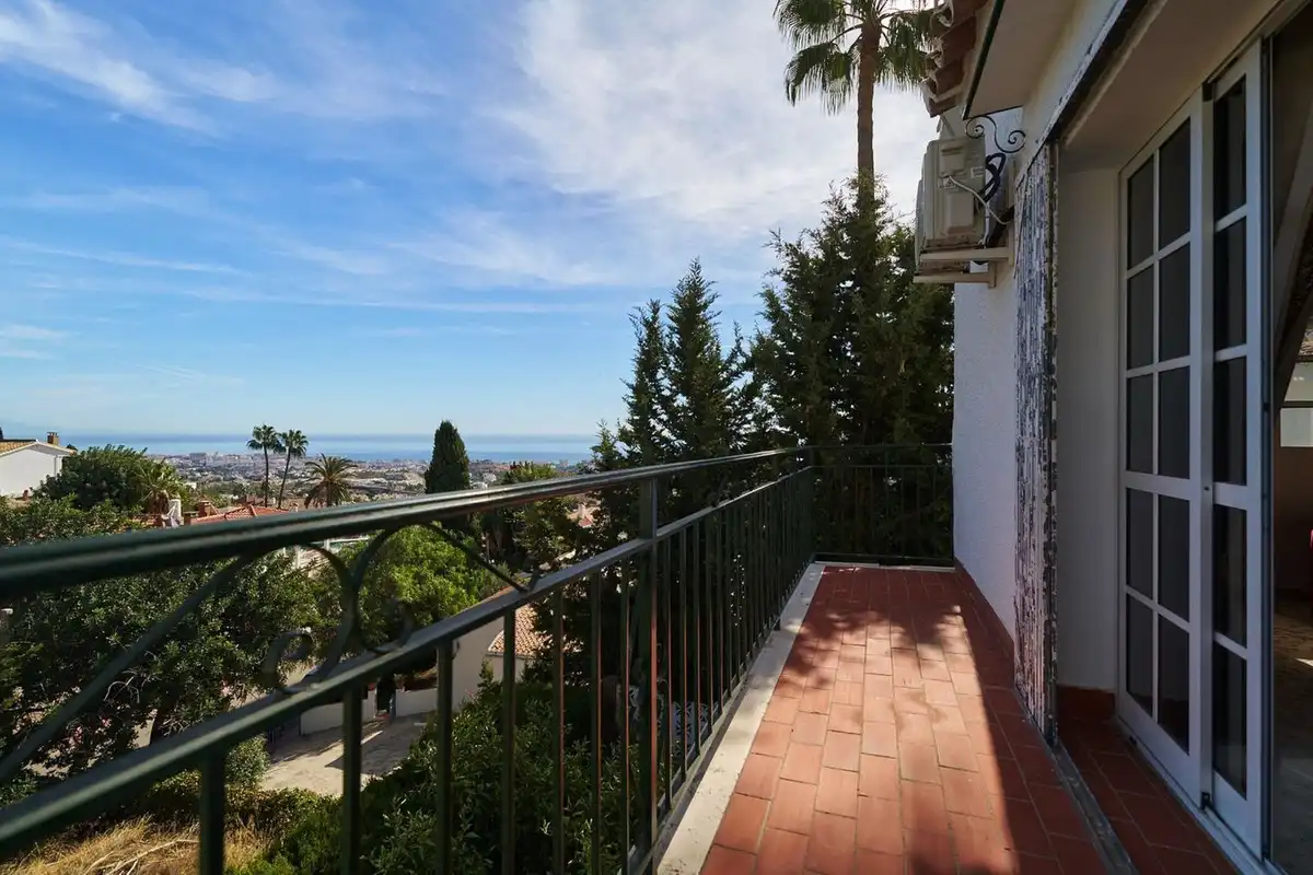 Vista exterior de Casa o xalet en venda en Benalmádena amb Aire condicionat, Jardí privat i Terrassa
