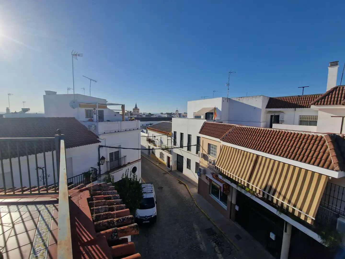Vista exterior de Pis en venda en Sanlúcar la Mayor amb Aire condicionat, Calefacció i Terrassa