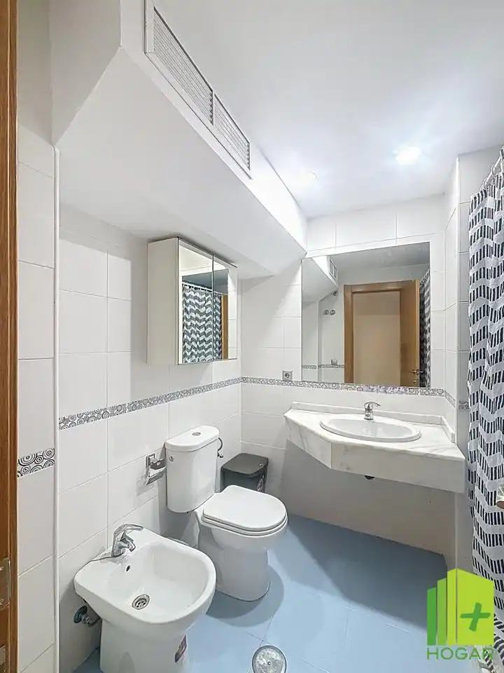 Bany de Apartament en venda en Jaén amb Aire condicionat i Balcó