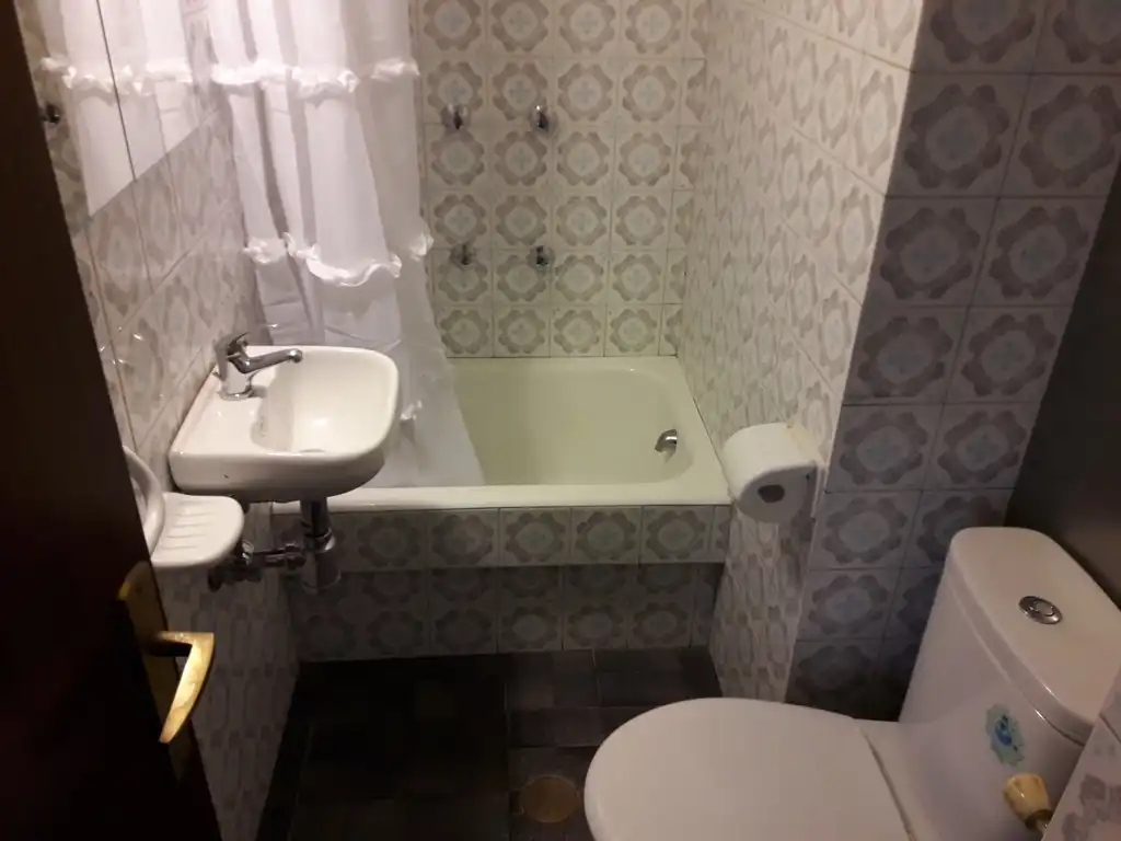 Baño de Piso de alquiler en Oviedo  con Calefacción, Terraza y Amueblado