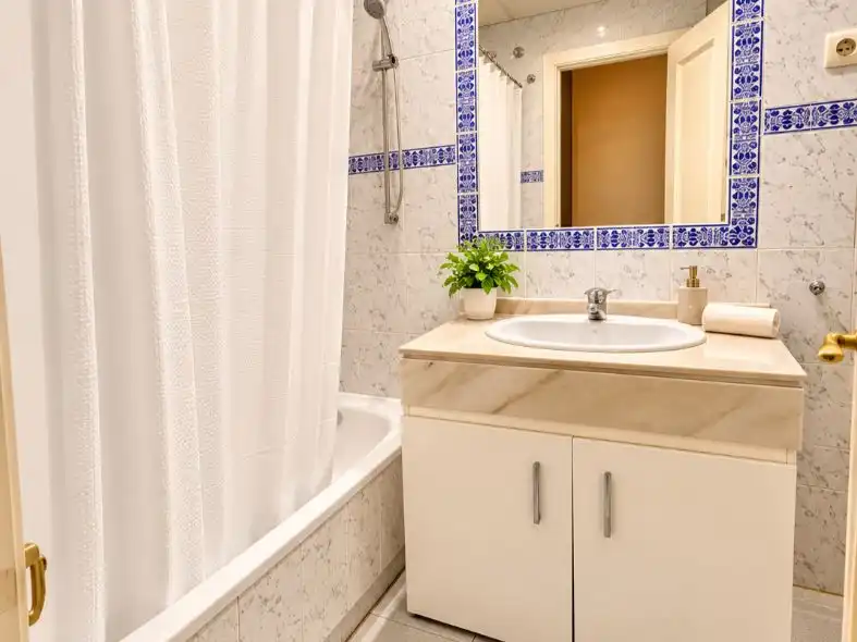 Bathroom of Flat for sale in Benalmádena  with Air Conditioner, Terrace and Swimming Pool