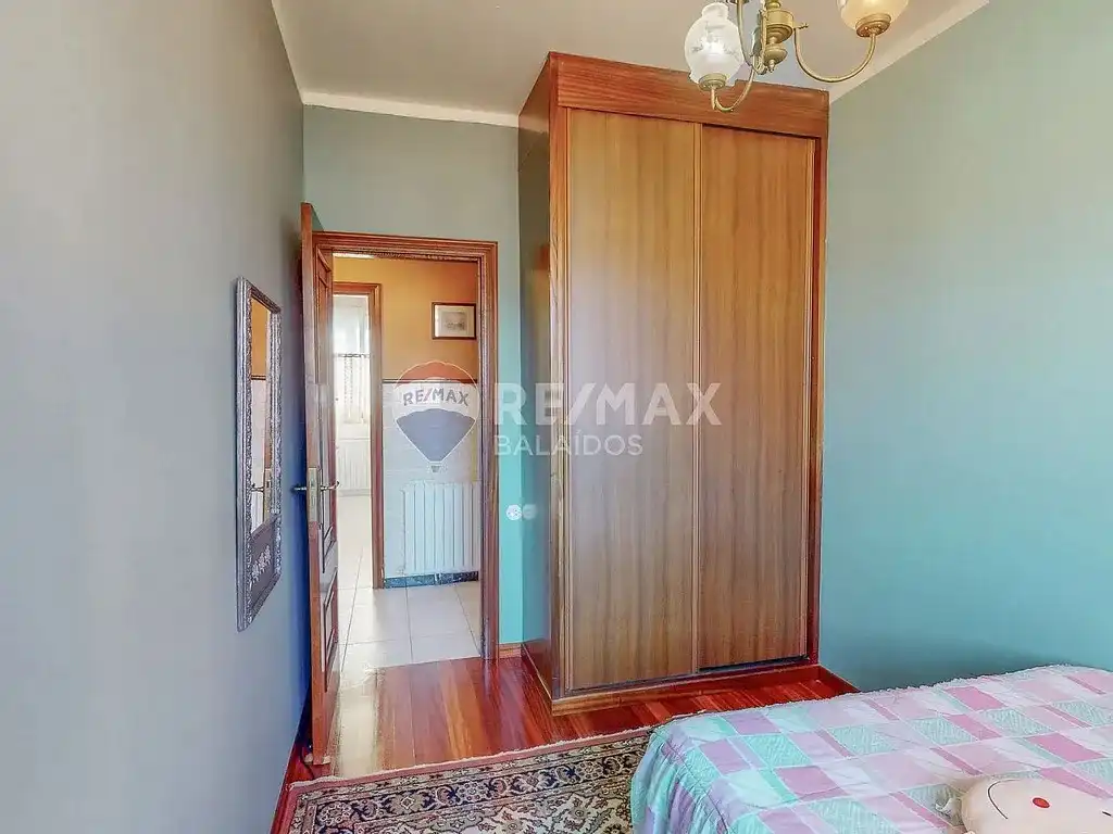 Dormitori de Casa o xalet en venda en Cangas  amb Calefacció, Jardí privat i Parquet