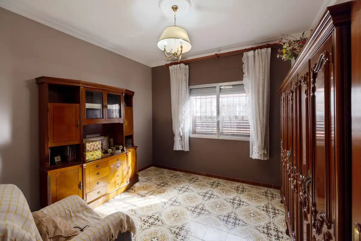 Wohnzimmer von Einfamilien-Reihenhaus zum Verkauf in Dos Hermanas mit Klimaanlage, Heizung und Privatgarten