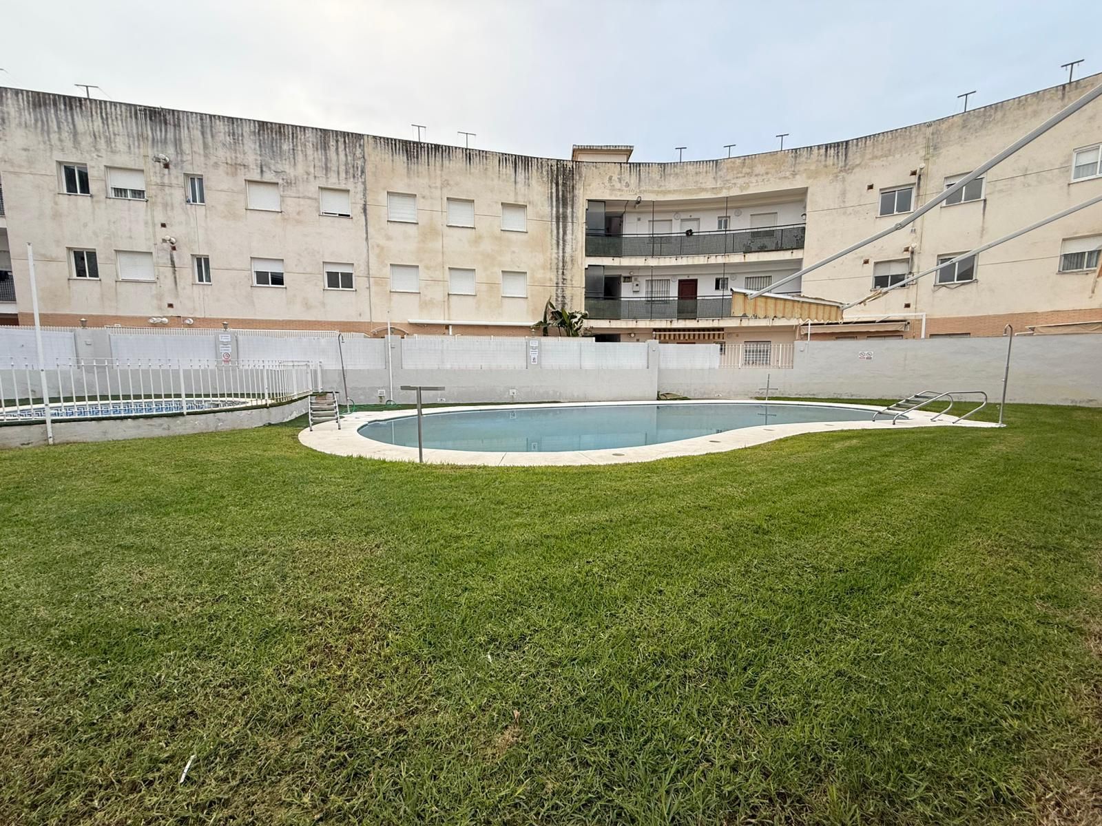 Piscina de Casa adosada en venda en Utrera amb Piscina comunitària