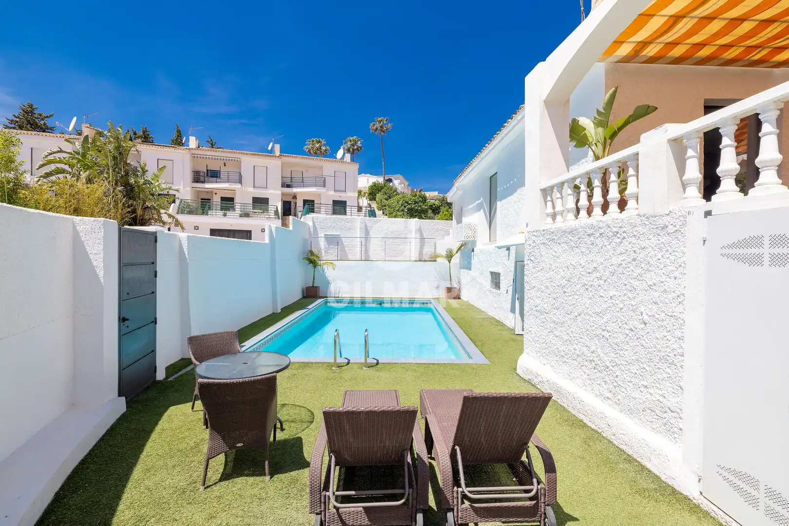 Vista exterior de Casa o xalet en venda en Benalmádena amb Jardí privat i Piscina