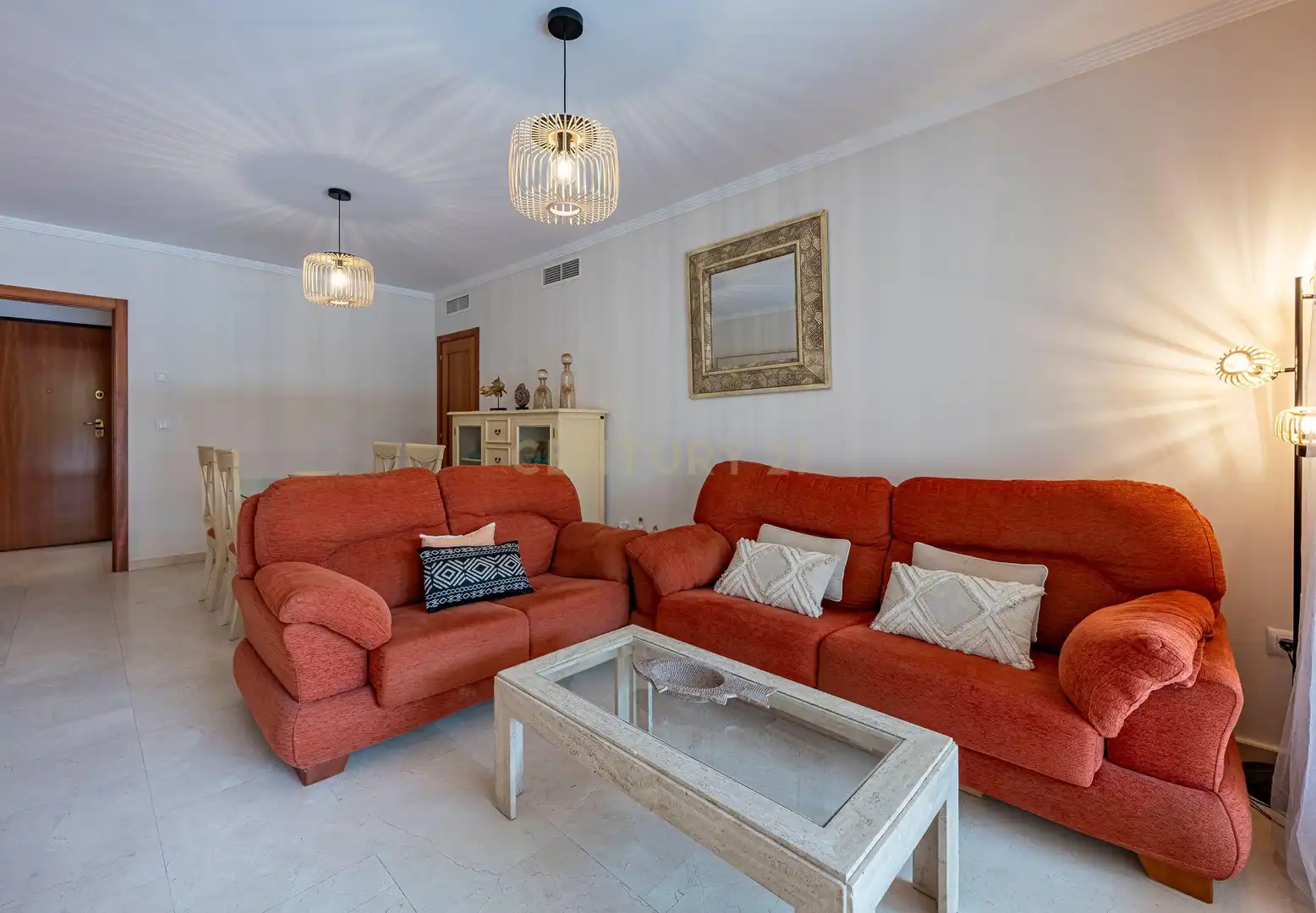 Sala d'estar de Pis de lloguer en Marbella amb Aire condicionat, Jardí privat i Piscina comunitària