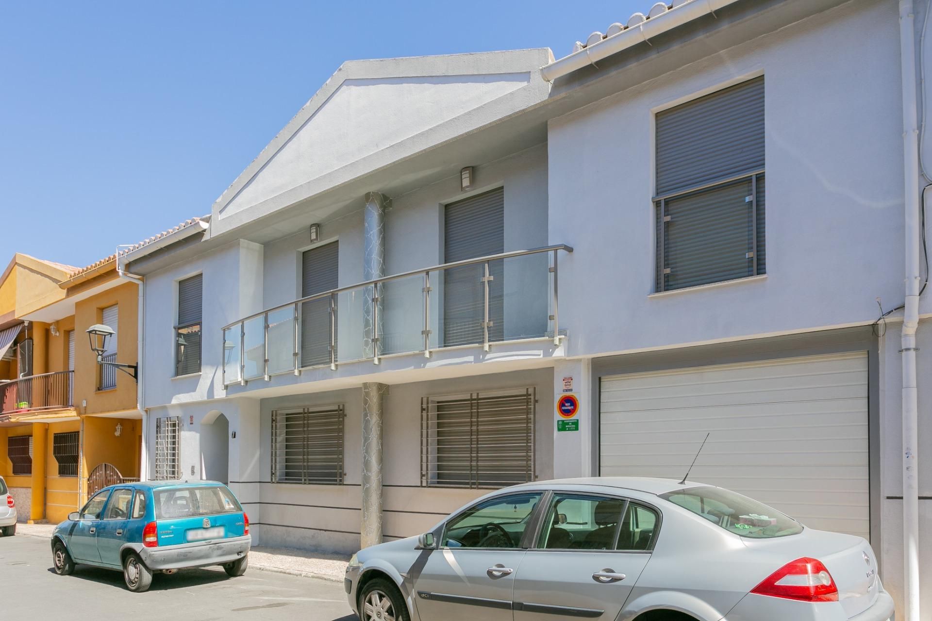 Vista exterior de Casa o xalet en venda en Maracena amb Jardí privat, Terrassa i Piscina comunitària