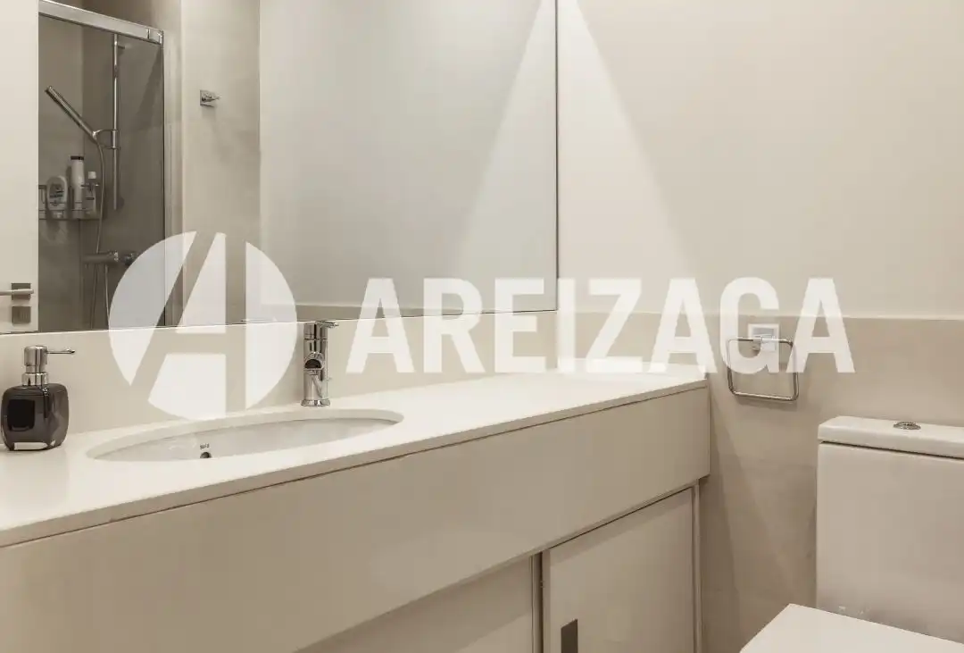 Baño de Piso en venta en Donostia - San Sebastián  con Calefacción, Terraza y Balcón