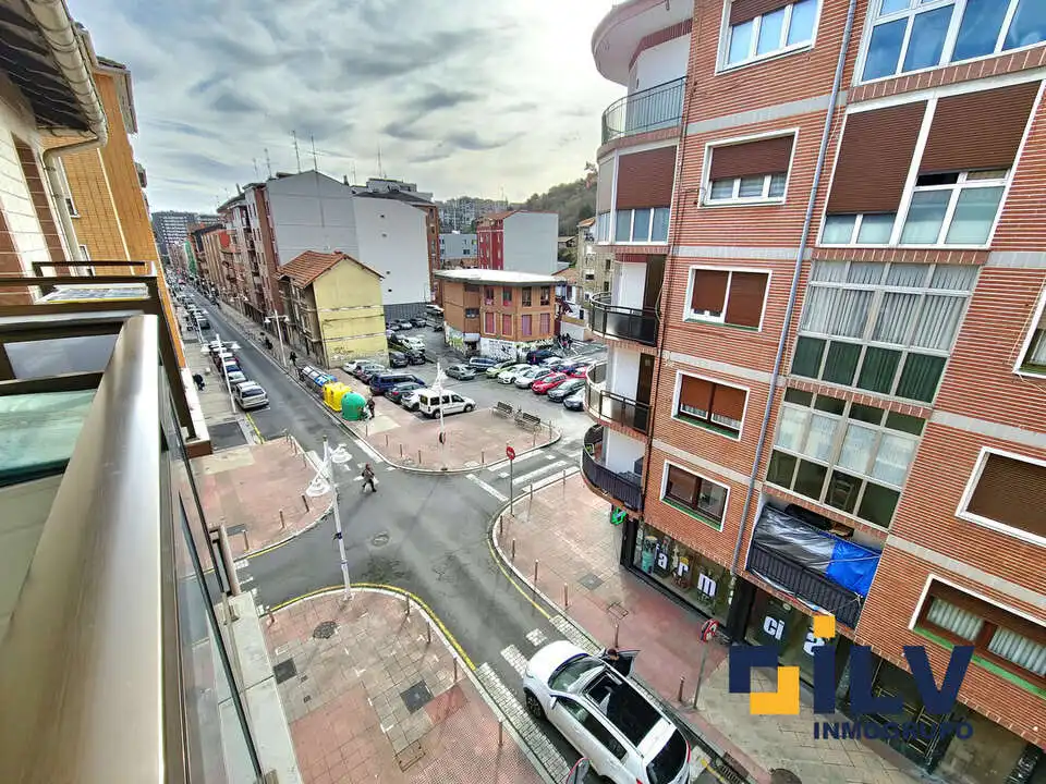 Vista exterior de Pis en venda en Santurtzi  amb Calefacció i Balcó