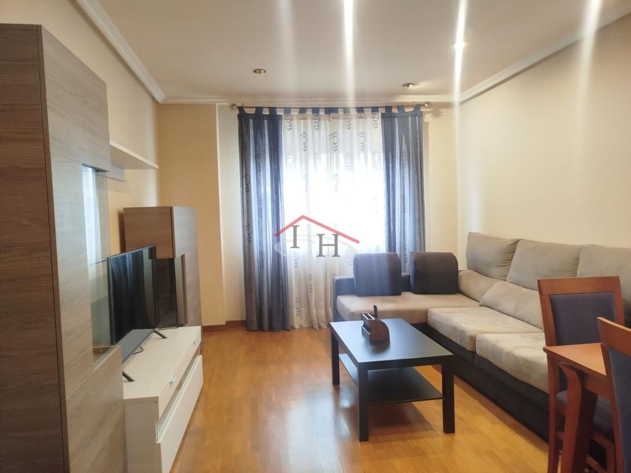 Sala d'estar de Pis de lloguer en León Capital  amb Calefacció, Parquet i Terrassa