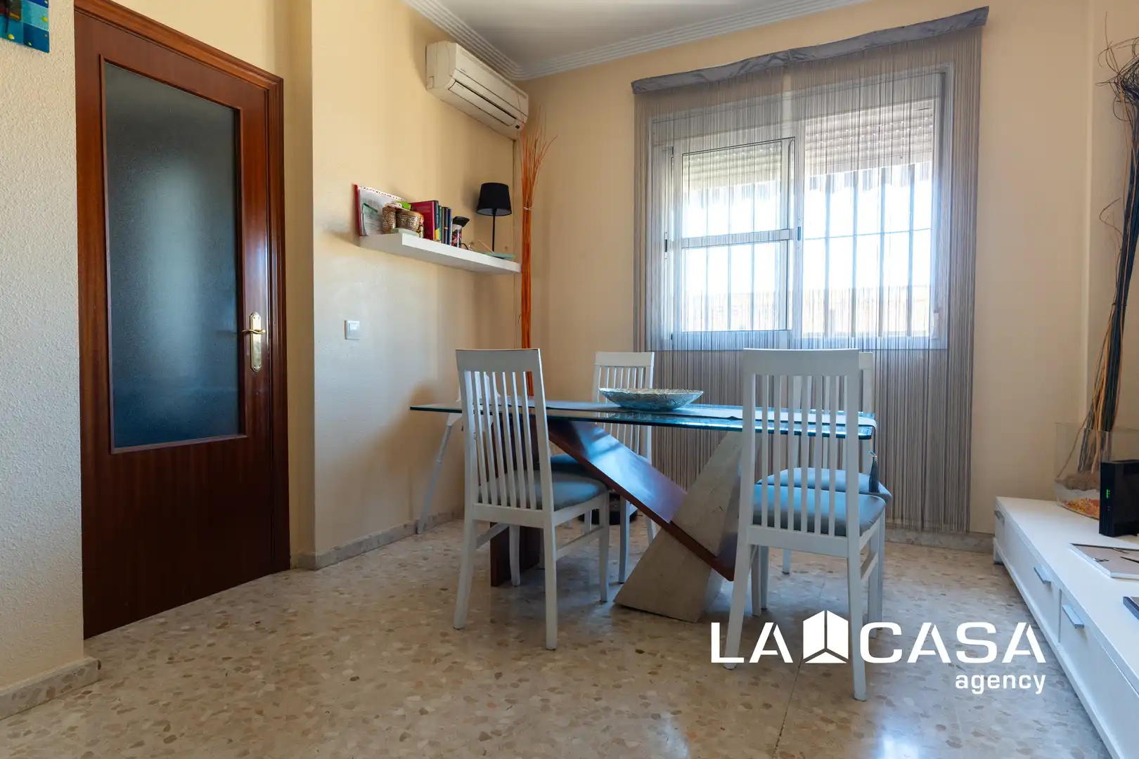 Sala d'estar de Casa adosada en venda en Dos Hermanas amb Aire condicionat i Terrassa