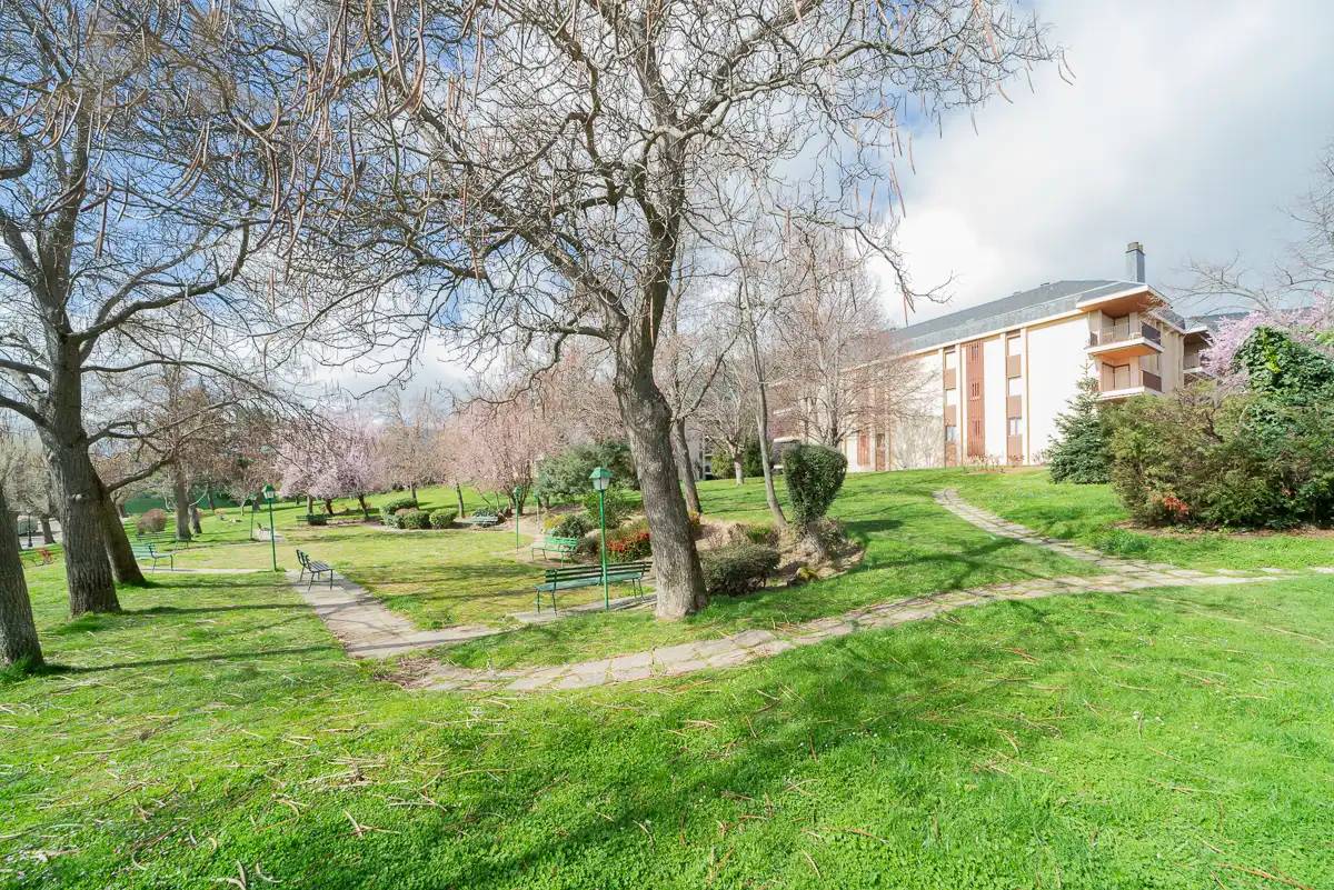 Vista exterior de Pis en venda en San Lorenzo de El Escorial amb Calefacció, Parquet i Terrassa