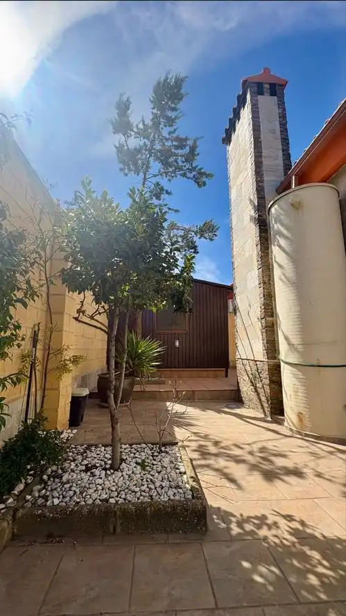 Vista exterior de Casa o xalet en venda en Valdepeñas amb Aire condicionat, Calefacció i Traster