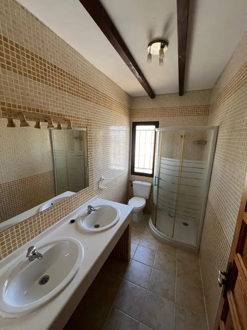 Baño de Casa o chalet de alquiler en Baena con Aire acondicionado, Jardín privado y Terraza