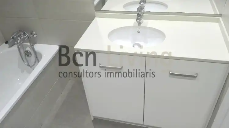 Baño de Piso de alquiler en Barcelona con Aire acondicionado, Parquet y Terraza