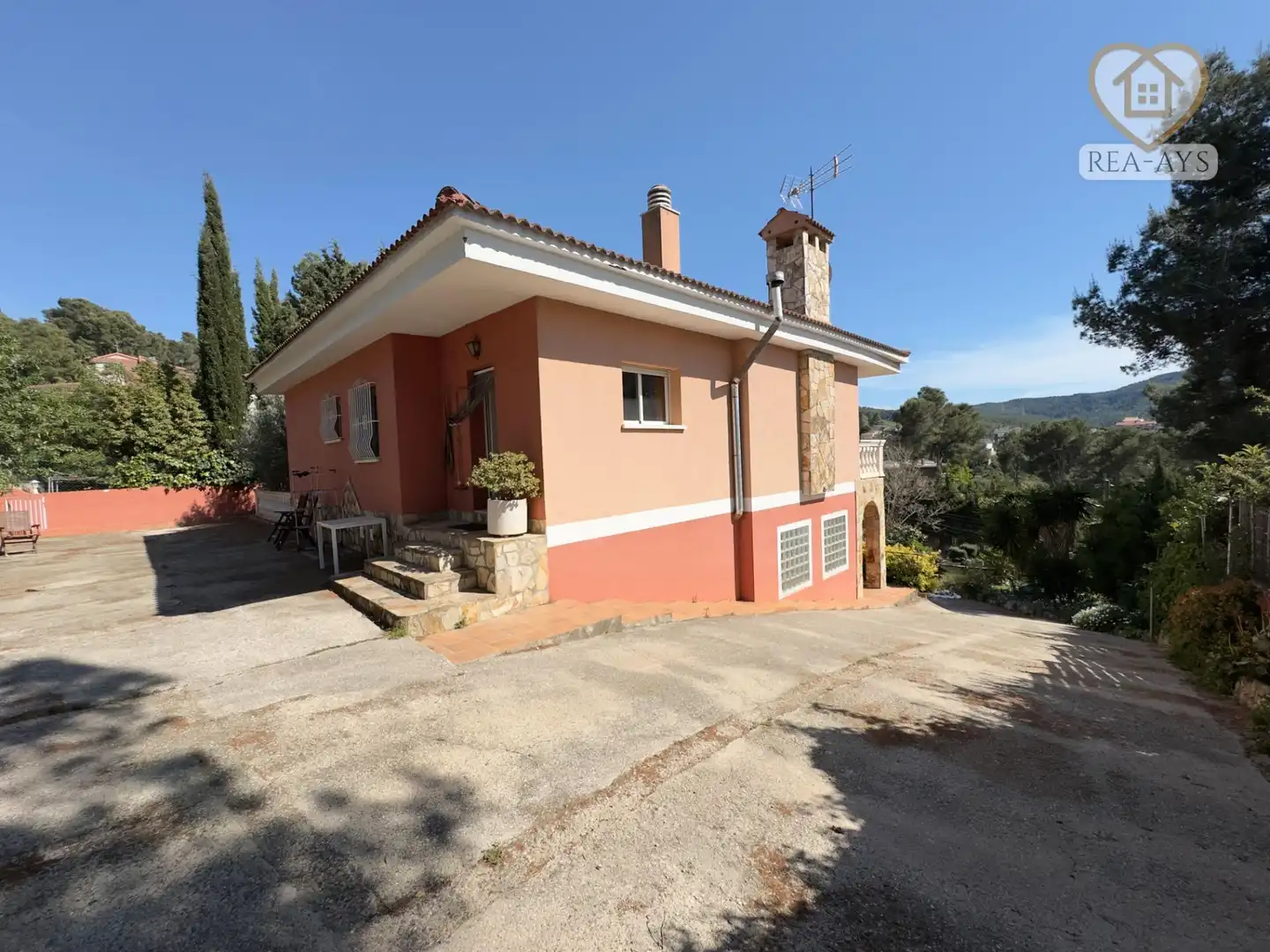 Vista exterior de Casa o xalet en venda en Vallirana amb Calefacció, Jardí privat i Terrassa