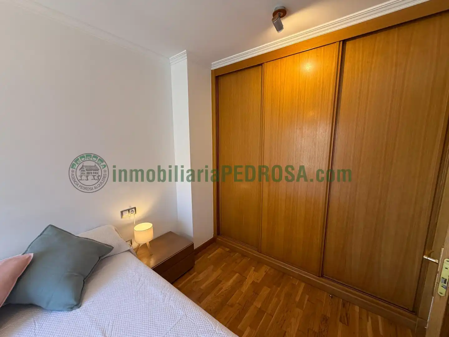 Schlafzimmer von Wohnungen zur Miete in Poio mit Heizung, Abstellraum und Möbliert