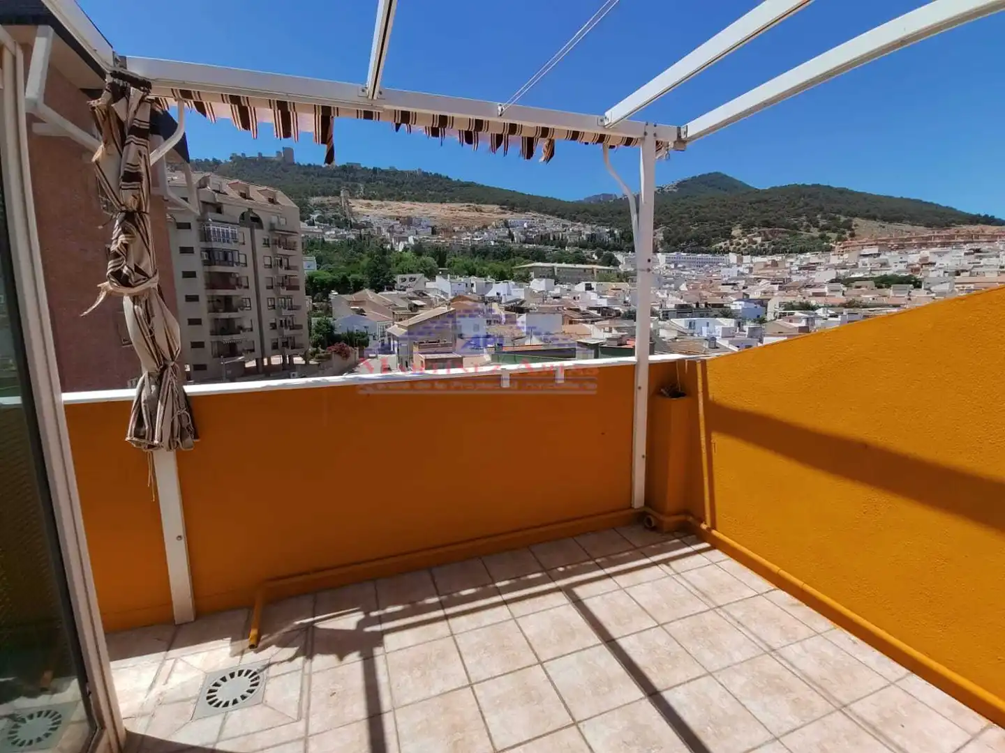 Vista exterior de Àtic en venda en Jaén amb Aire condicionat, Calefacció i Terrassa