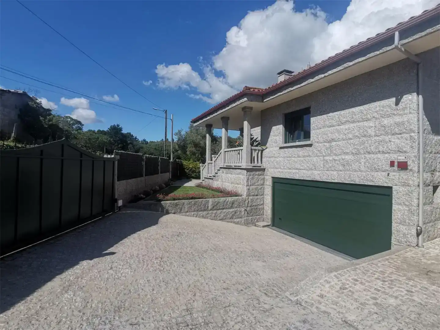 Vista exterior de Casa o xalet en venda en Tomiño amb Piscina i Balcó