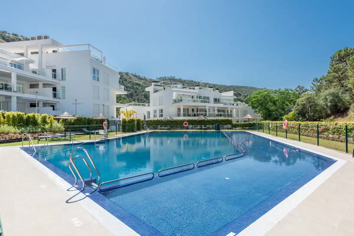 Piscina de Piso de alquiler en Benahavís con Aire acondicionado, Terraza y Trastero