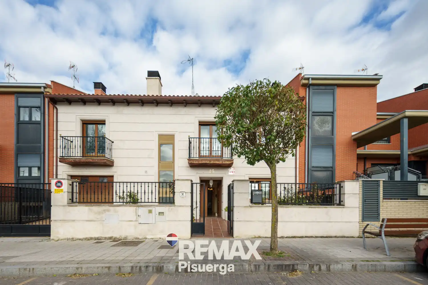 Exterior view of Houses for sale in Laguna de Duero  with Air Conditioner, Heating and Private garden