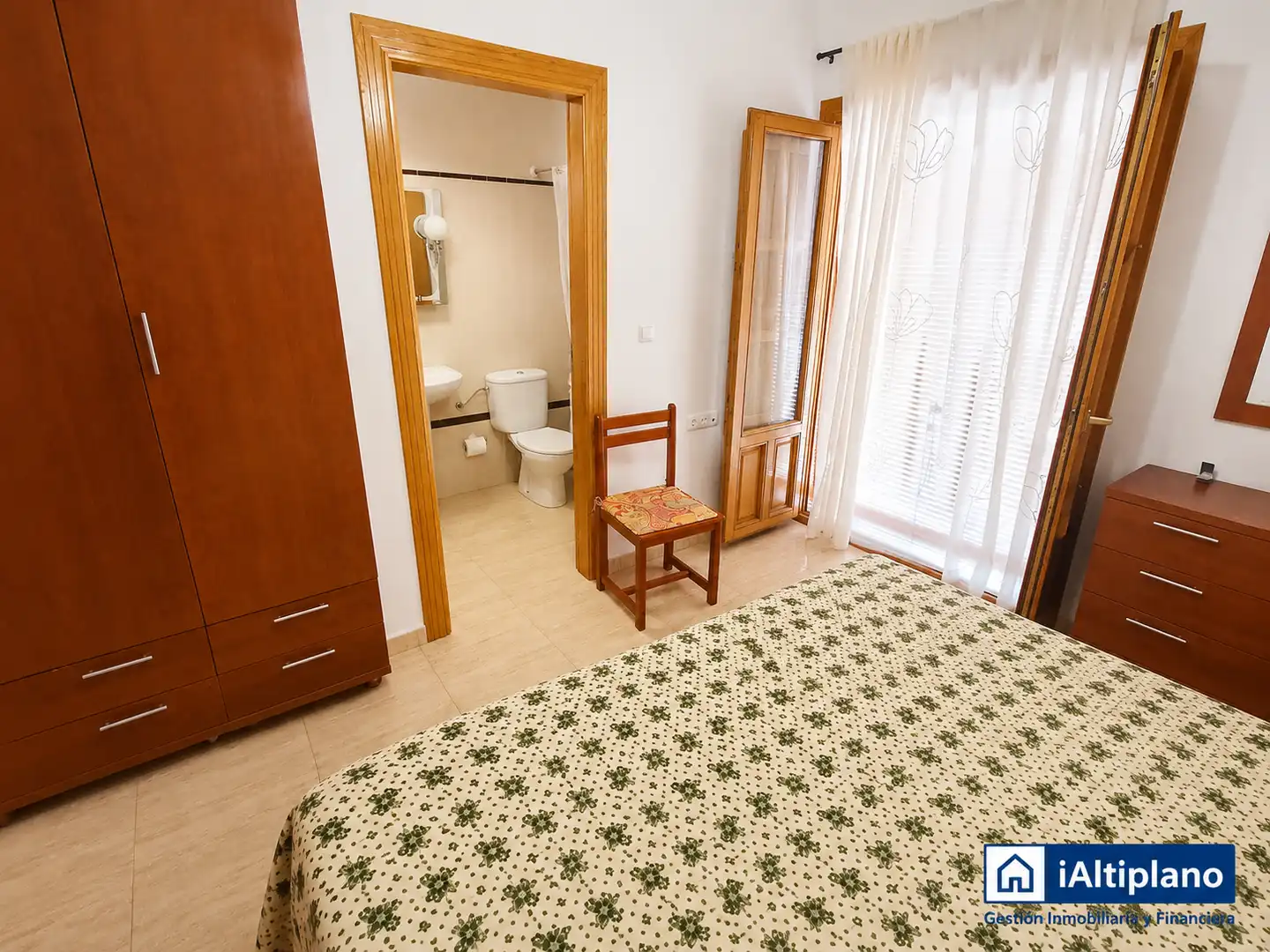Schlafzimmer von Wohnung zum Verkauf in Baza mit Heizung, Möbliert und Ofen