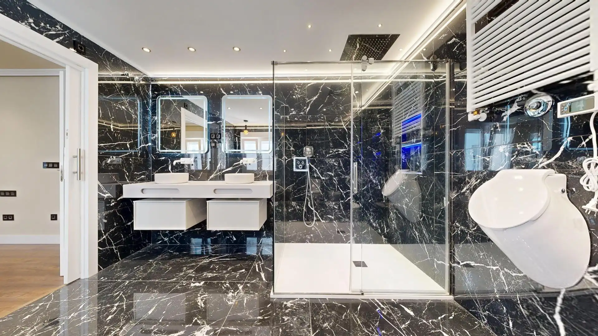 Bathroom of Flat for sale in Bilbao   with Heating and Alarm