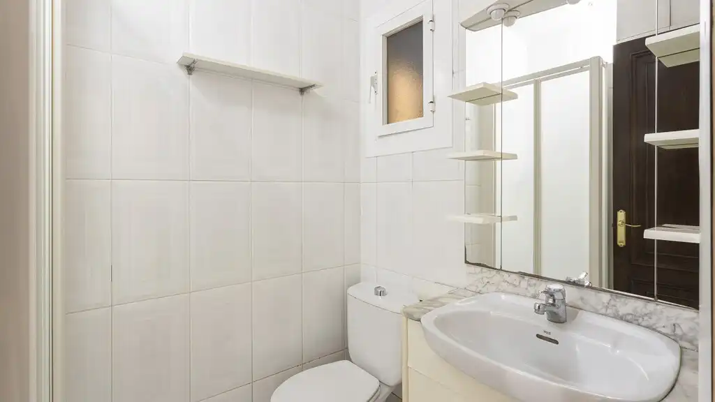 Badezimmer von Wohnungen zum Verkauf in Barcelona mit Klimaanlage, Heizung und Parkett