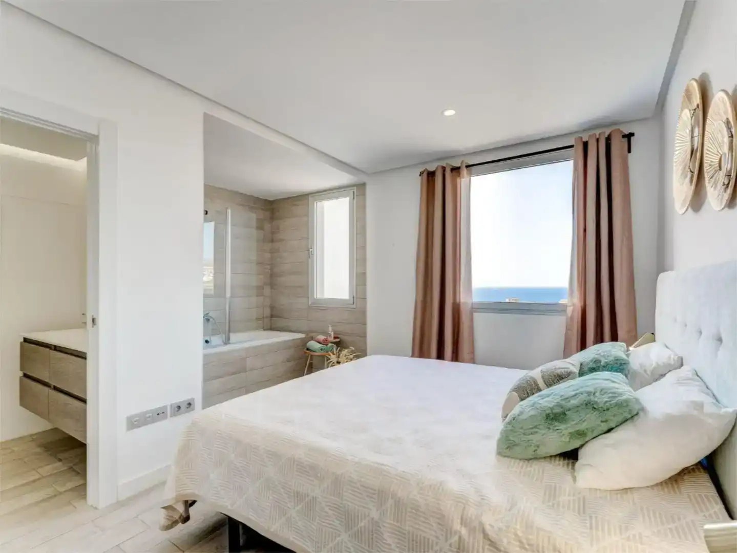 Dormitori de Apartament en venda en Adeje amb Aire condicionat, Piscina i Balcó
