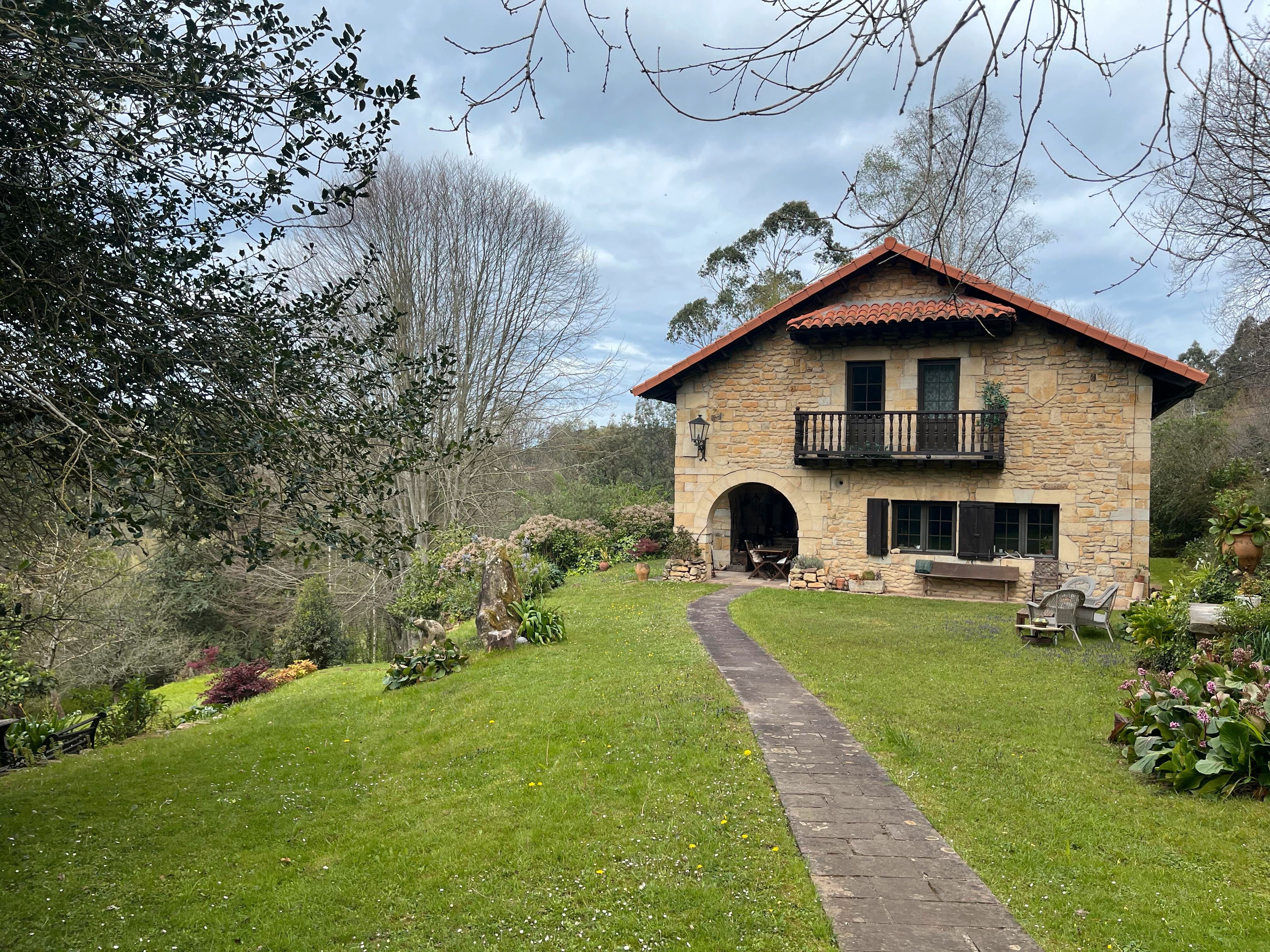 Vista exterior de Casa o xalet en venda en Alfoz de Lloredo amb Calefacció, Jardí privat i Parquet