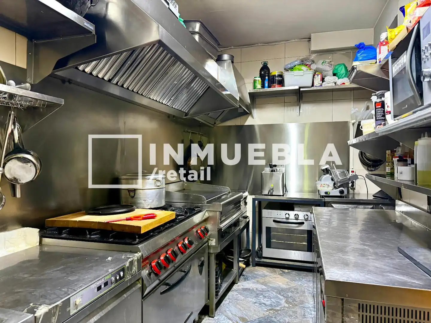 Cuina de Local en venda en Barcelona amb Aire condicionat i Terrassa