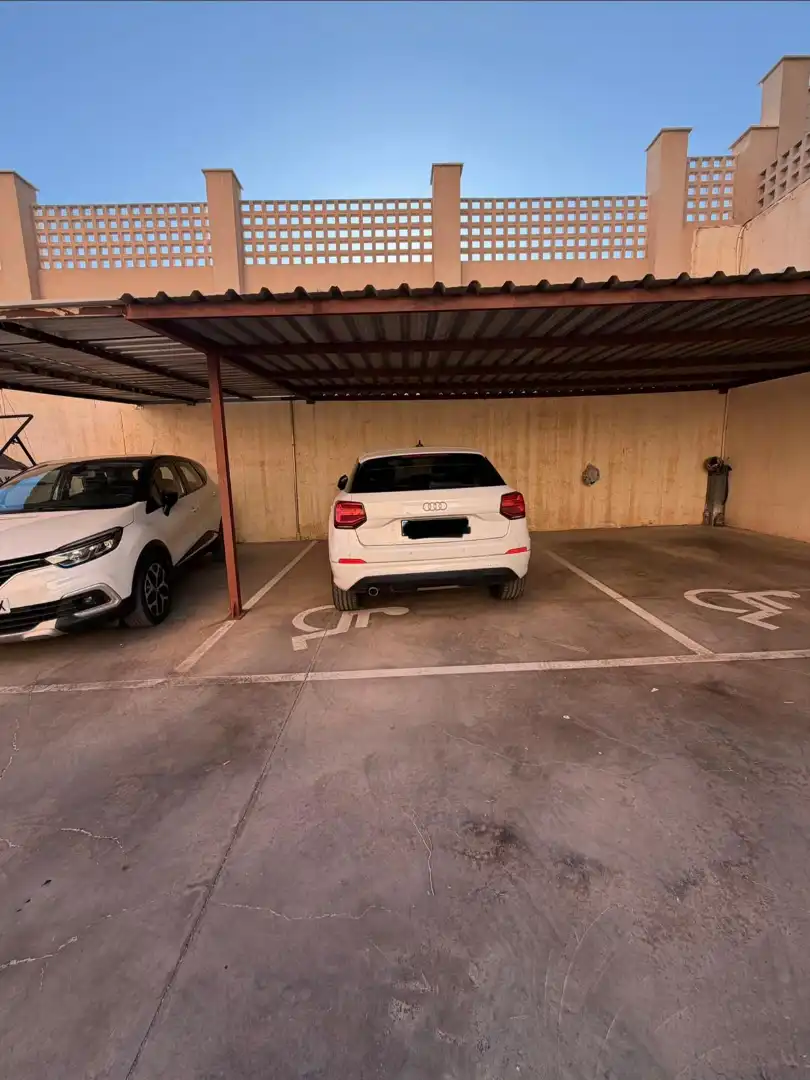 Parking de Piso en venta en Almería con Aire acondicionado, Jardín privado y Terraza
