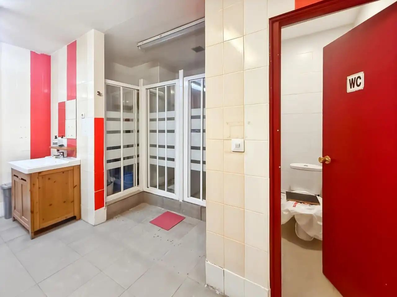 Baño de Local en venta en Madrid