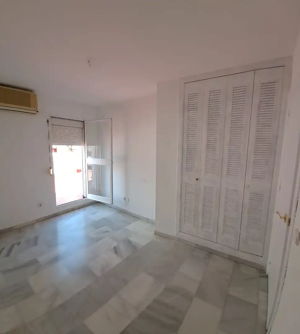 Dormitori de Casa adosada de lloguer en Tomares amb Aire condicionat i Piscina
