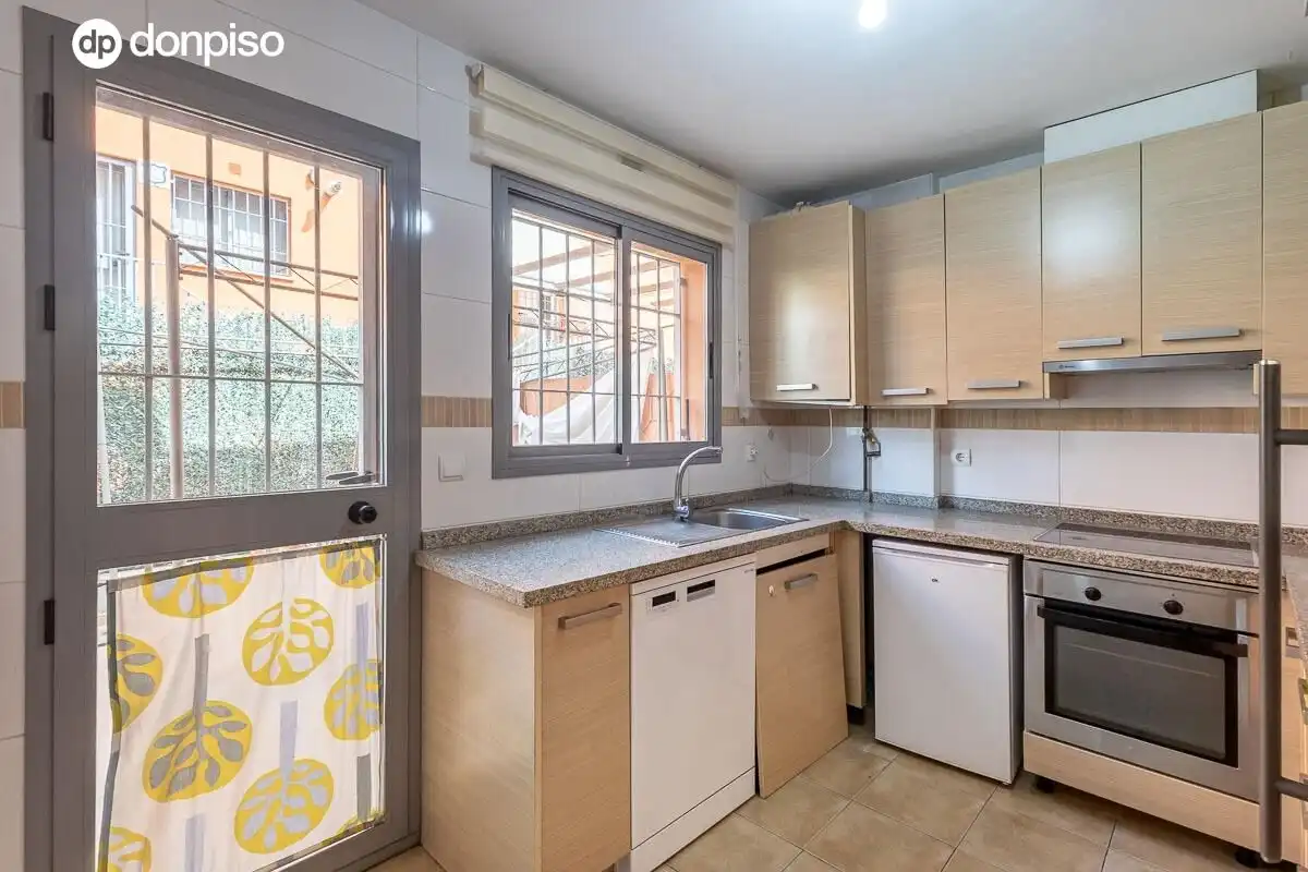 Cocina de Casa adosada en venta en Jun con Calefacción, Terraza y Trastero