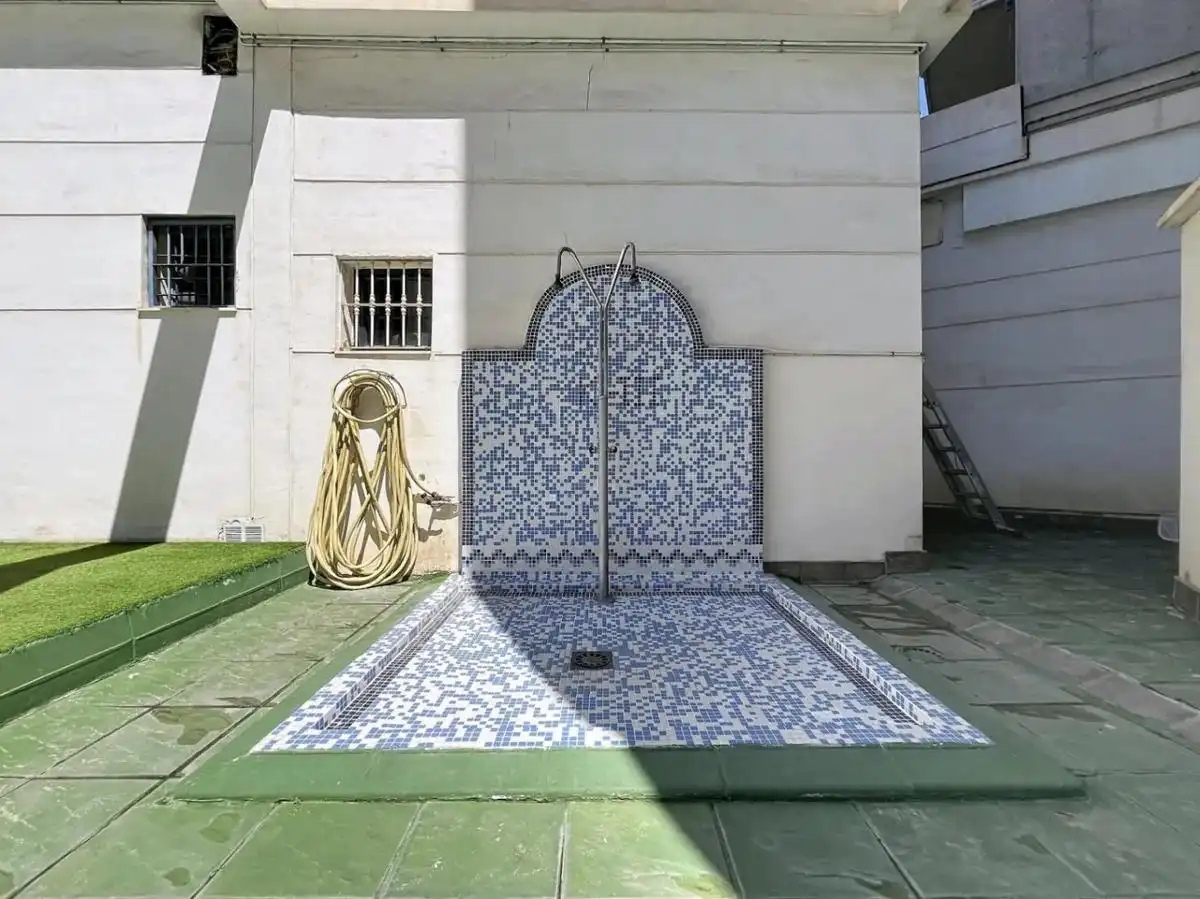 Piscina de Piso en venta en Benidorm con Aire acondicionado, Calefacción y Jardín privado