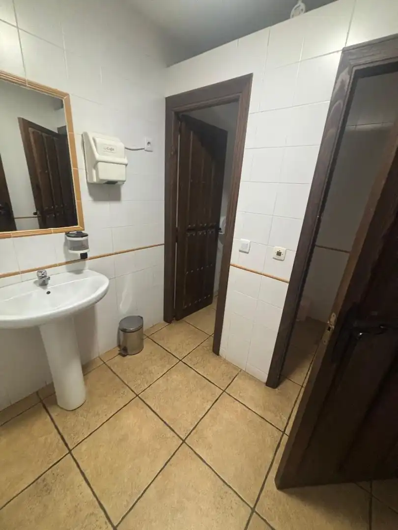 Badezimmer von Geschaftsraum zur Miete in Los Cortijos  mit Klimaanlage