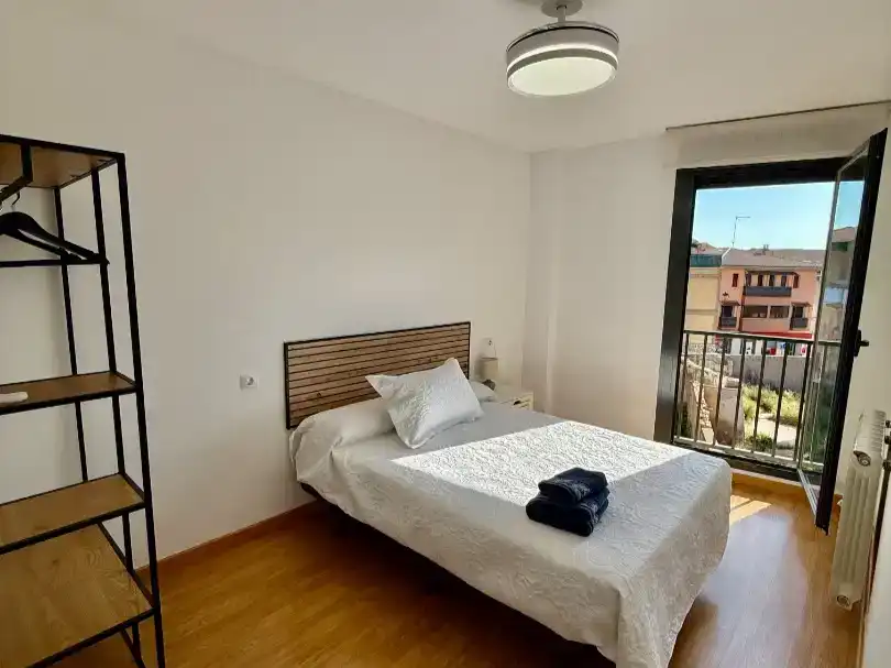 Schlafzimmer von Wohnung zur Miete in Pedrola mit Parkett, Möbliert und Balkon