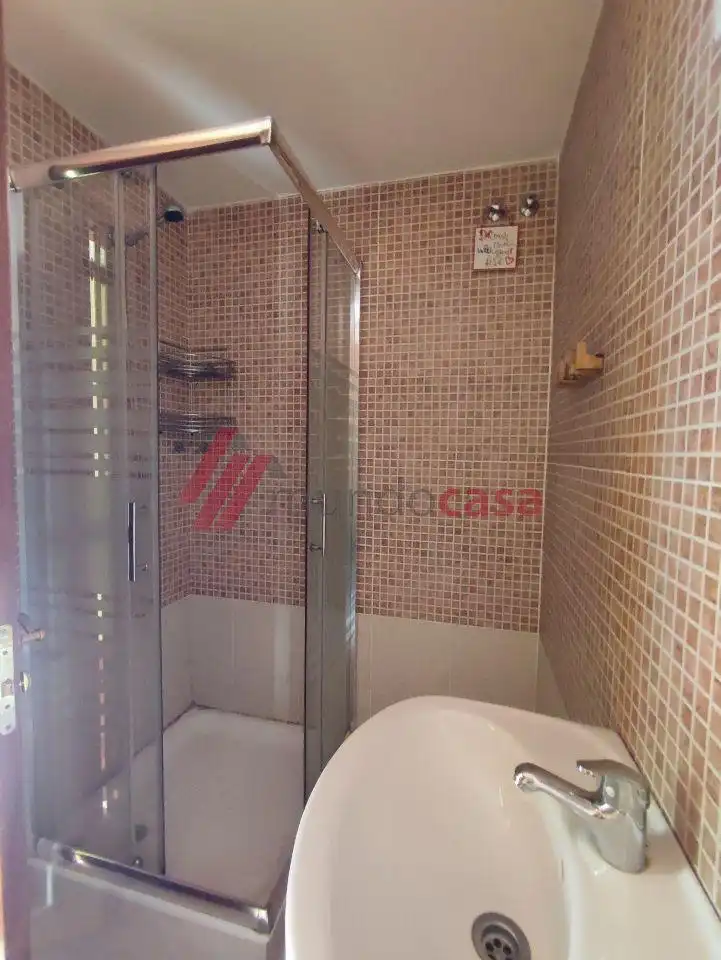Bathroom of Flat for rent in Narón  with Heating, Parquet flooring and Storage room