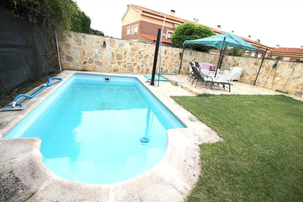 Piscina de Casa adosada en venda en Alovera amb Aire condicionat, Calefacció i Traster
