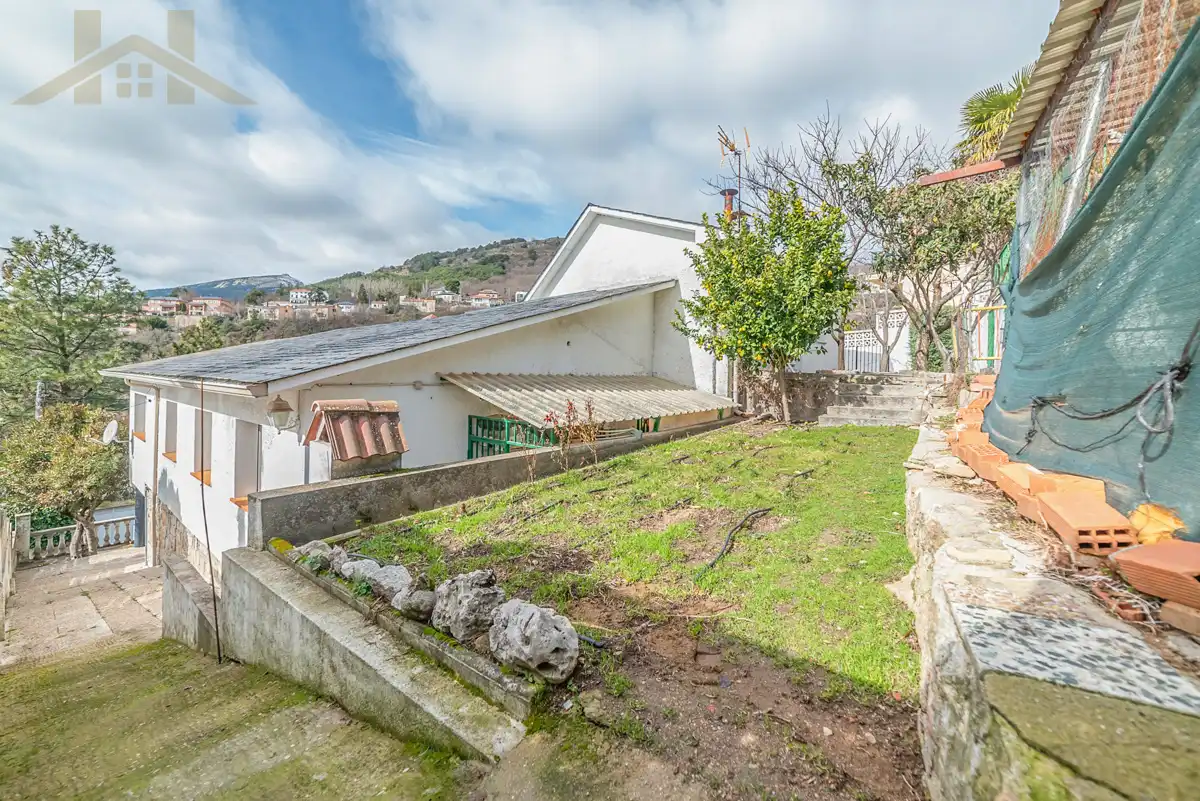 Vista exterior de Casa o xalet en venda en Miraflores de la Sierra amb Calefacció, Jardí privat i Terrassa