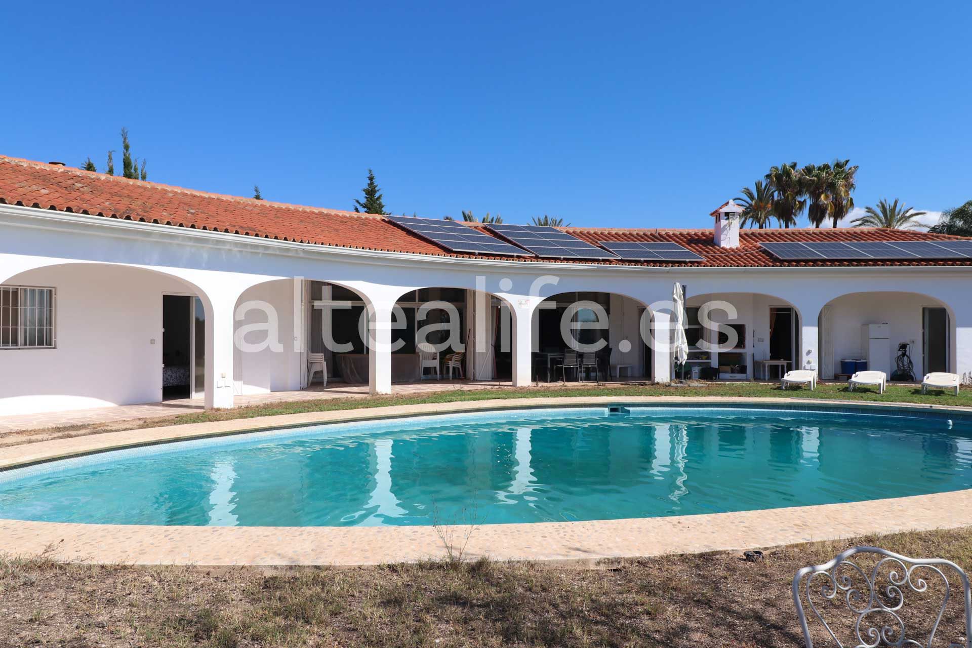 Exterior view of House or chalet for sale in L'Alfàs del Pi  with Air Conditioner, Heating and Private garden