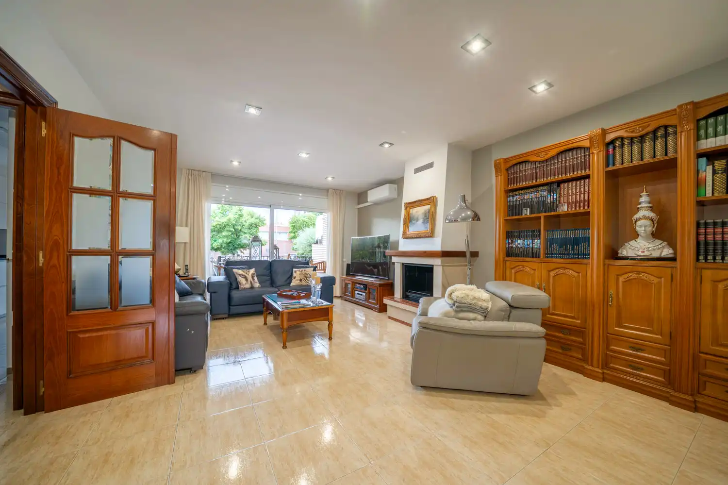 Sala d'estar de Casa o xalet en venda en Pineda de Mar amb Aire condicionat, Calefacció i Jardí privat
