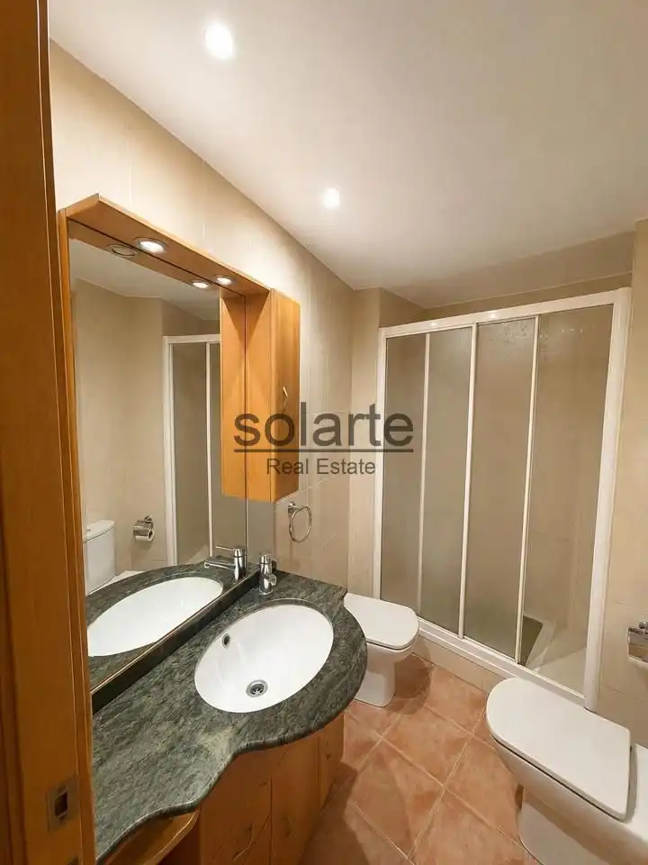 Badezimmer von Erdgeschoss zum Verkauf in L'Hospitalet de Llobregat mit Klimaanlage